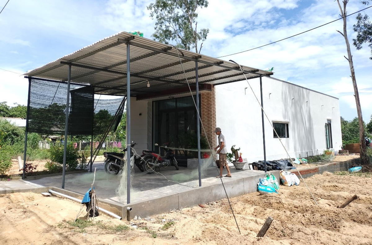 Người dân dùng dây thừng cột chằng chống nhà cửa.