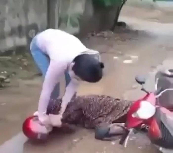 Cô giáo H. bị hành hung rồi đăng tải trên mạng xã hội. (Ảnh cắt từ clip).
