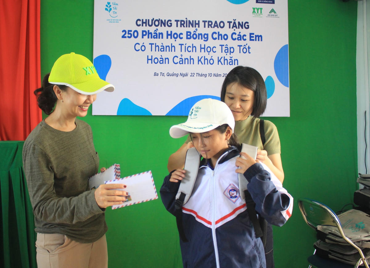 Trao học bổng cho học sinh Trường THCS thị trấn Ba Tơ.