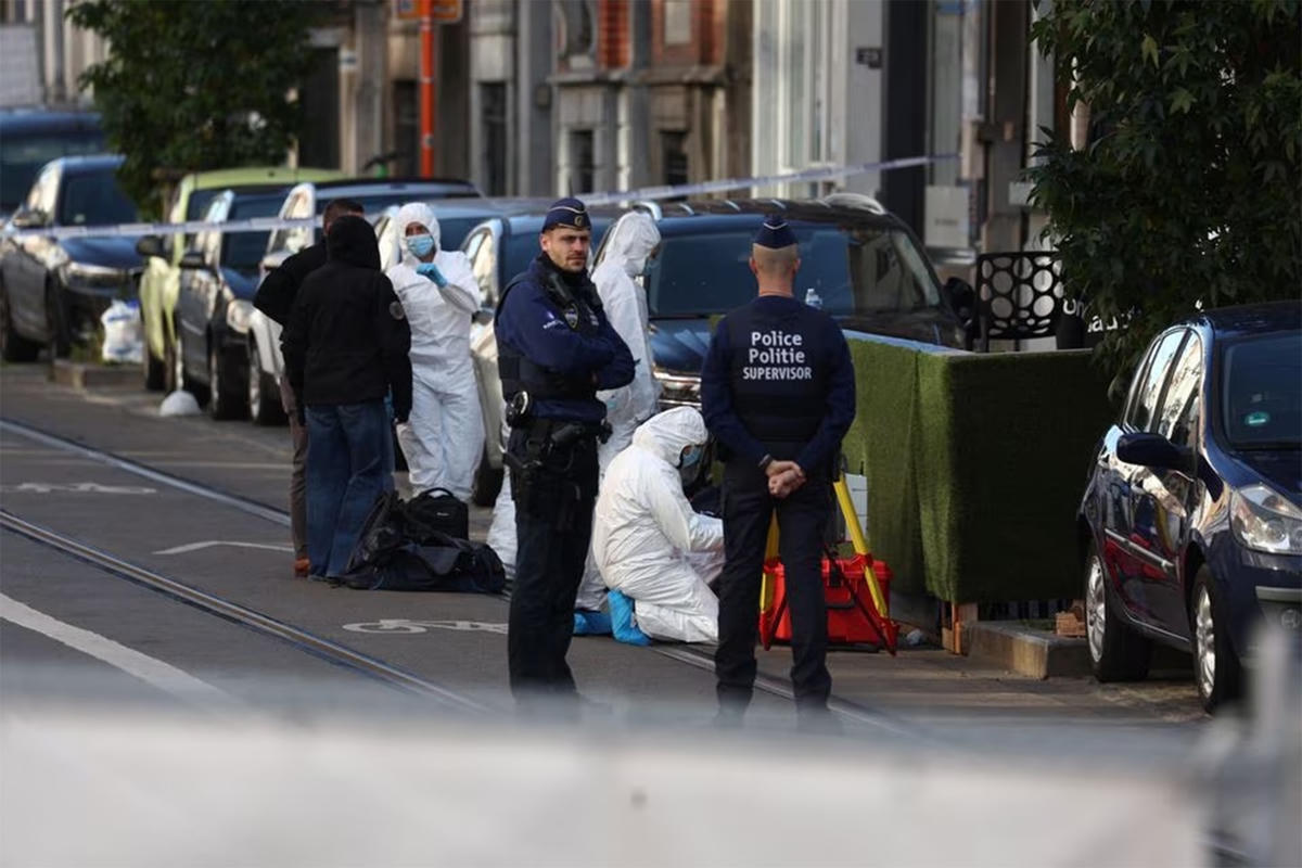 Hiện trường vụ tấn công chết người ở Brussels hôm 16/10. Ảnh: Reuters.