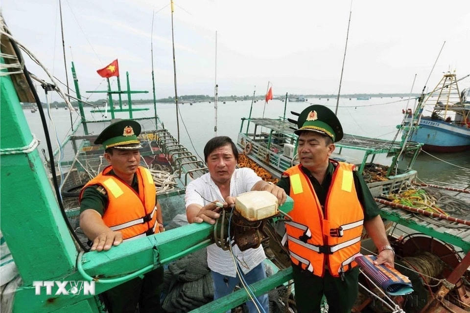 Bộ đội Biên phòng trạm cửa khẩu Cát Lở kiểm tra thiết bị giám sát hành trình trên tàu cá, trước khi ra khơi khai thác thủy sản. (Ảnh: Vũ Sinh/TTXVN)
