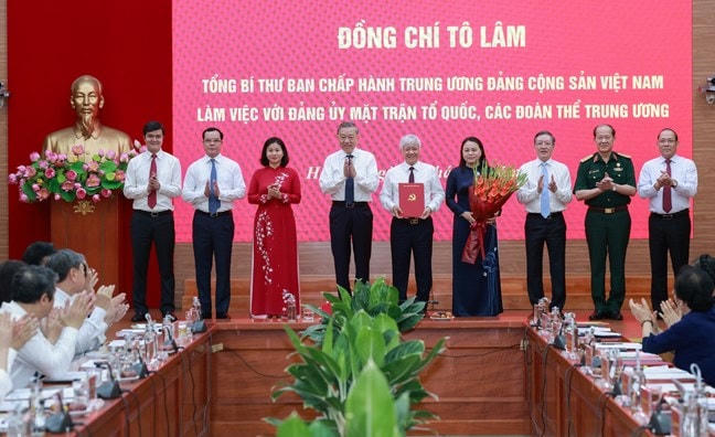  Tổng Bí thư Tô Lâm trao Quyết định số 304-QĐ/TW về chức năng, nhiệm vụ, tổ chức bộ máy Cơ quan Ủy ban Trung ương Mặt trận Tổ quốc Việt Nam và tặng hoa chúc mừng