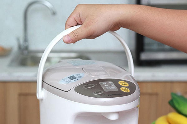 Bình thủy điện thường được cắm vào ổ điện liên tục và chạy hết công suất vì vậy rất tốn điện.