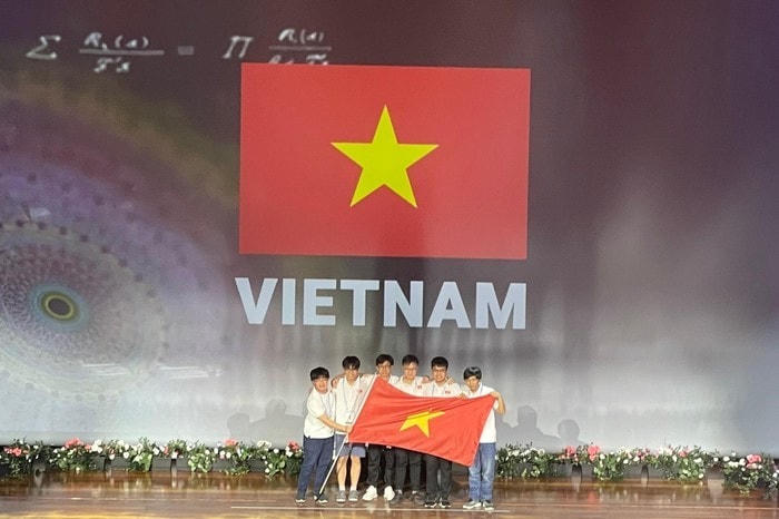 6 học sinh Việt Nam đều đoạt huy chương tại Olympic Toán quốc tế 2022. Ảnh Ban tổ chức.
