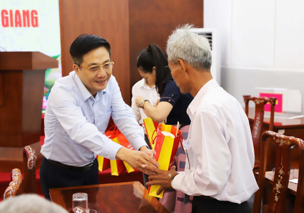 Tặng quà người có công với cách mạng tỉnh Hậu Giang tham dự buổi gặp mặt.