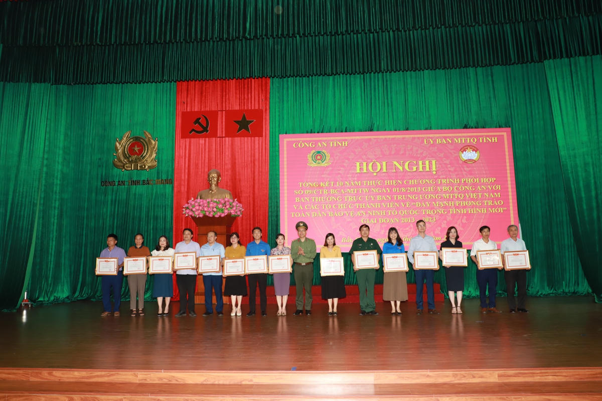 Đại tá Nguyễn Quốc Toản trao Giấy khen của Công an tỉnh Bắc Giang cho các tập thể, cá nhân có thành tích xuất sắc trong thực hiện Chương trình phối hợp số 09.