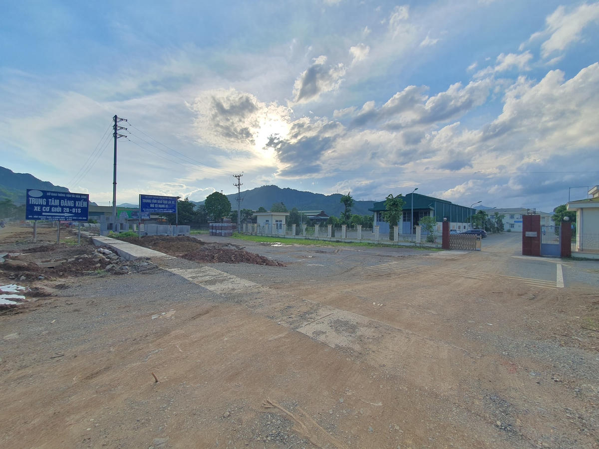 Sau gần nửa năm dừng hoạt động, sáng 29/6 Trung tâm Đăng kiểm xe cơ giới Hòa Bình 28-01S mới chính thức được hoạt động trở lại.