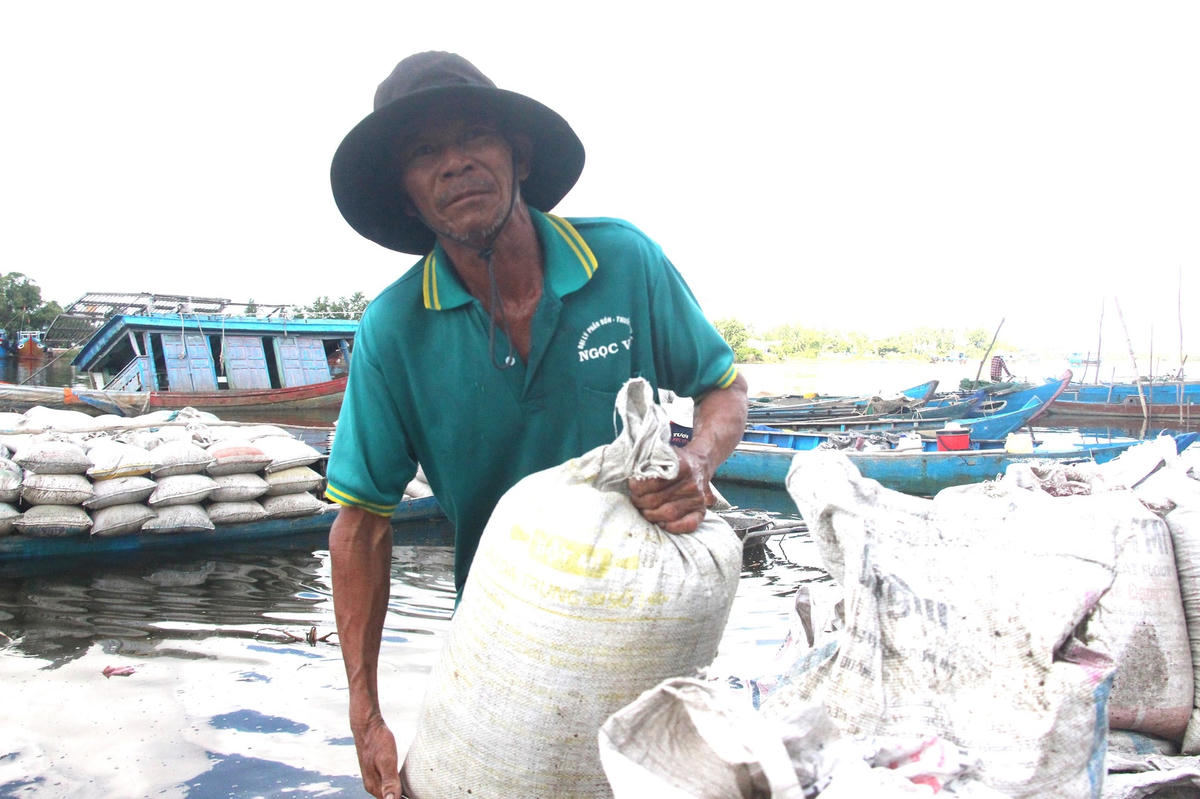 Những bao đựng hến được người dân đưa tới cơ sở nấu hến.
