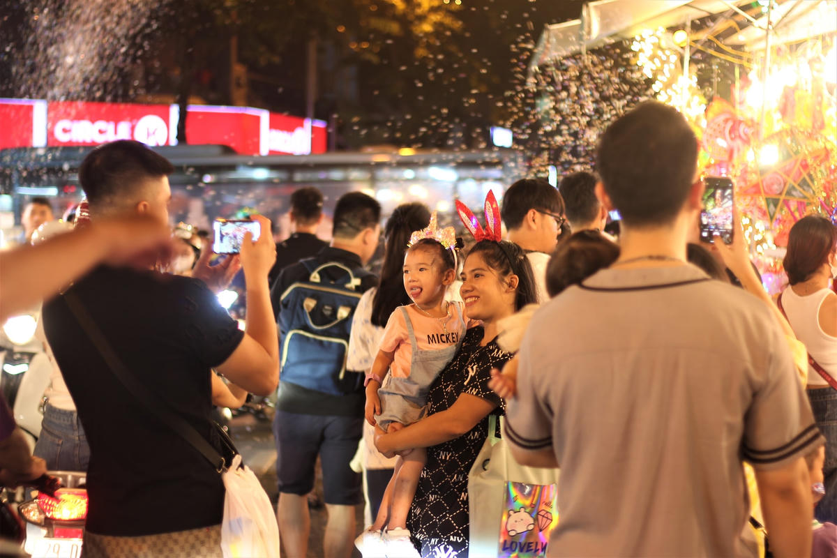 Người dân Hà Nội cùng nhau tới phố Hàng Mã - nơi có khung cảnh nhộn nhịp và quán hàng trang trí lung linh trước thềm Trung thu. 