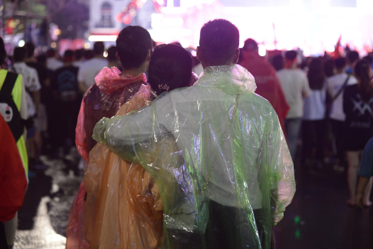 Mặc dù trời mưa, nhưng với tinh thần dân tộc cùng tình yêu bóng đá, nhiều cổ động viên sẵn sàng mặc áo mưa để có thể tham dự vào buổi trình chiếu bóng đá.