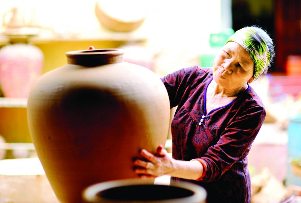 Việc làm gốm tạo cơ hội cho người phụ nữ Chăm tương tác trong lao động sản xuất, sinh hoạt xã hội.