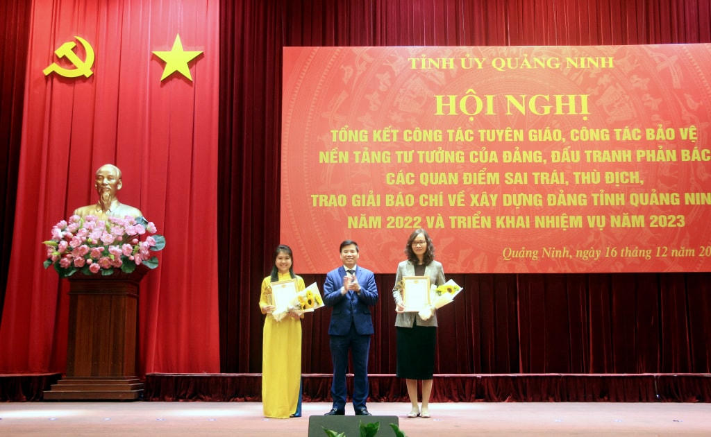 Ông Trương Công Ngàn, Phó Trưởng Ban Thường trực Ban Tuyên giáo Tỉnh ủy, trao Giải chuyên đề tác phẩm xuất sắc về bảo vệ nền tảng tư tưởng của Đảng.