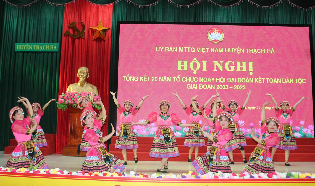 Chương trình văn nghệ đặc sắc tại hội nghị.