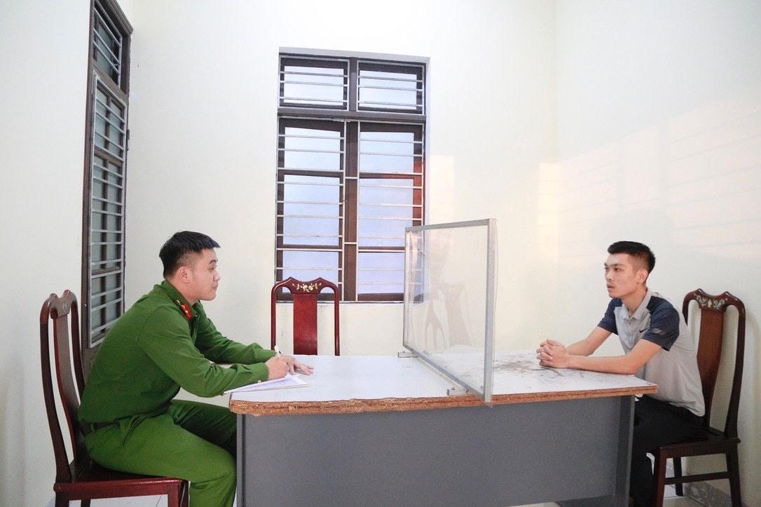 Đối tượng Nguyễn Đình Phú tại cơ quan công an.