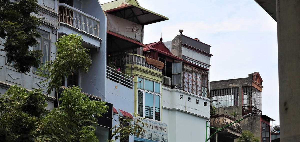 Những “chuồng cọp” lơ lửng trên không giăng kín lối thoát hiểm duy nhất. Tâm lý “rào chắc, buộc chặt” của người dân đã vô tình khóa mất lối thoát nạn của gia đình khi có sự cố hỏa hoạn xảy ra. Ảnh: Ngọc Ánh.