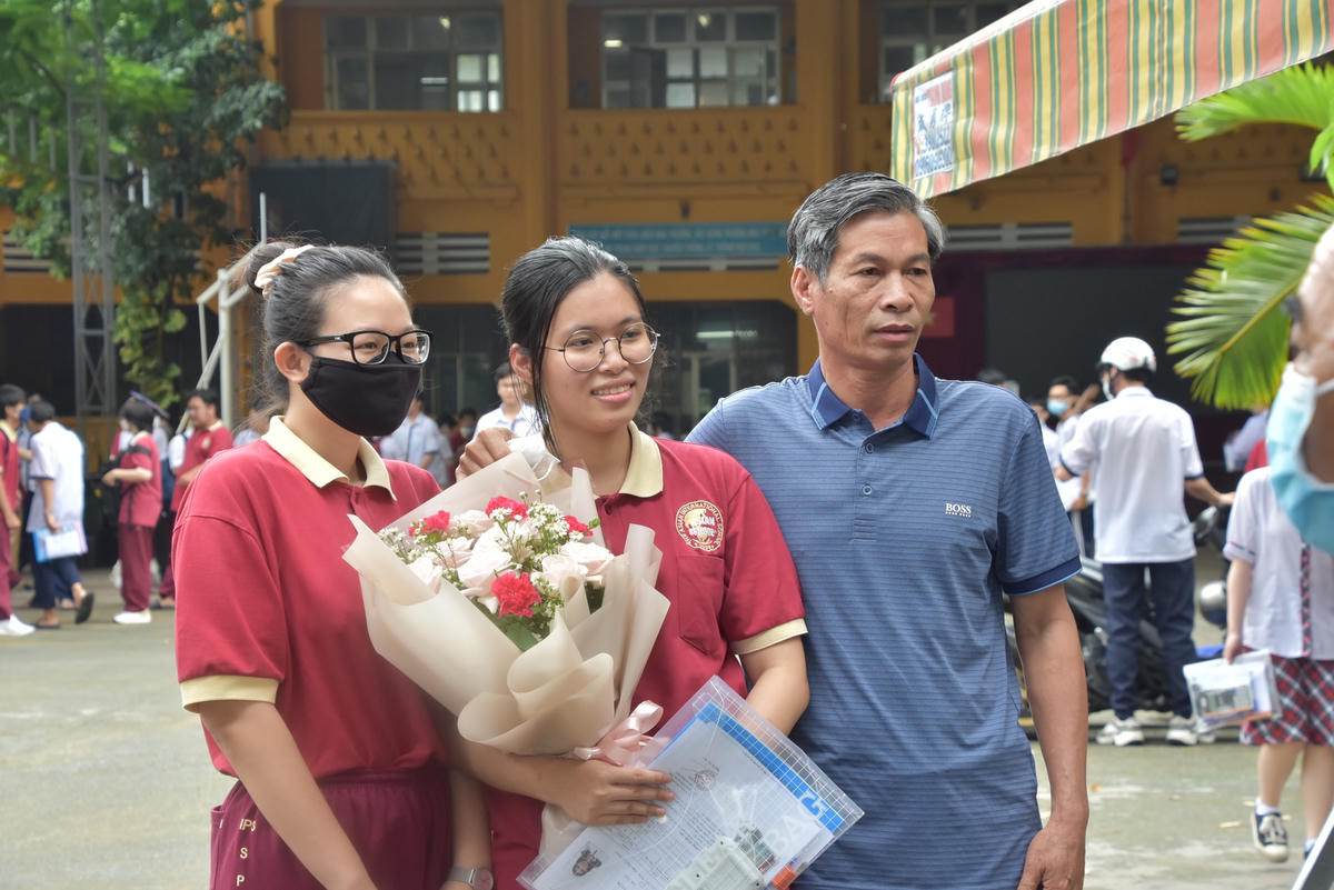 Anh Đặng Vũ Hoài tặng hoa chúc mừng con gái đã hoàn thành xong kỳ thi tốt nghiệp THPT 2022. 
