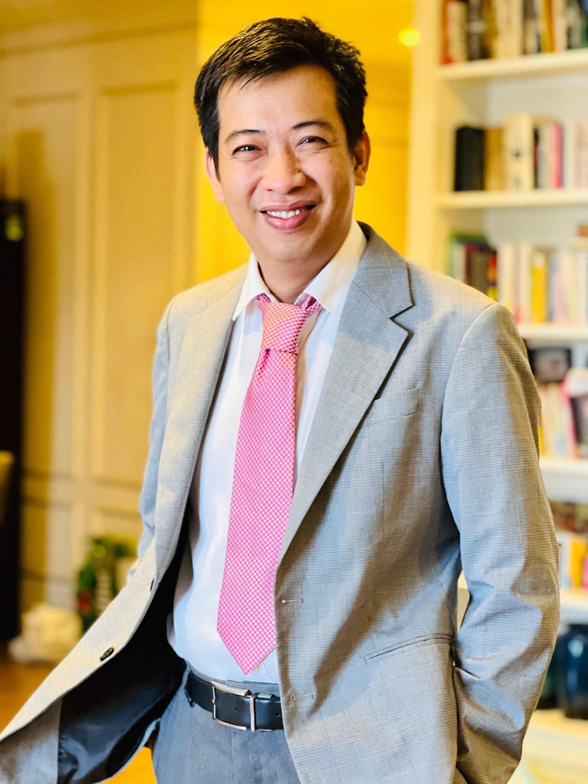 Nhà văn Hoàng Anh Tú cảm thấy xót xa và đau lòng khi việc công khai giới tính của nghệ sĩ gặp rào cản từ gia đình. 