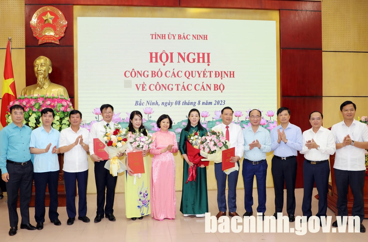 Lãnh đạo tỉnh Bắc Ninh chúc mừng các cán bộ được điều động, bổ nhiệm cương vị mới. Ảnh: bacninh.gov.vn.