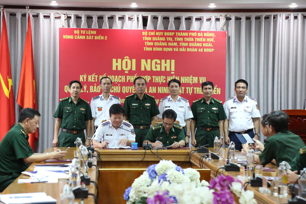 Đại tá Trần Quang Tuấn, Tư lệnh Vùng CSB 2 ký kết kế hoạch phối hợp với các đơn vị.