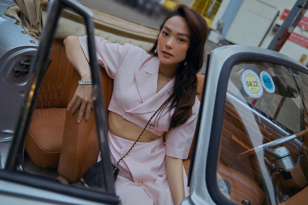 Đi lên từ ca sĩ tuổi teen, Minh Hằng hiện là ngôi sao hàng đầu Showbiz Việt. 