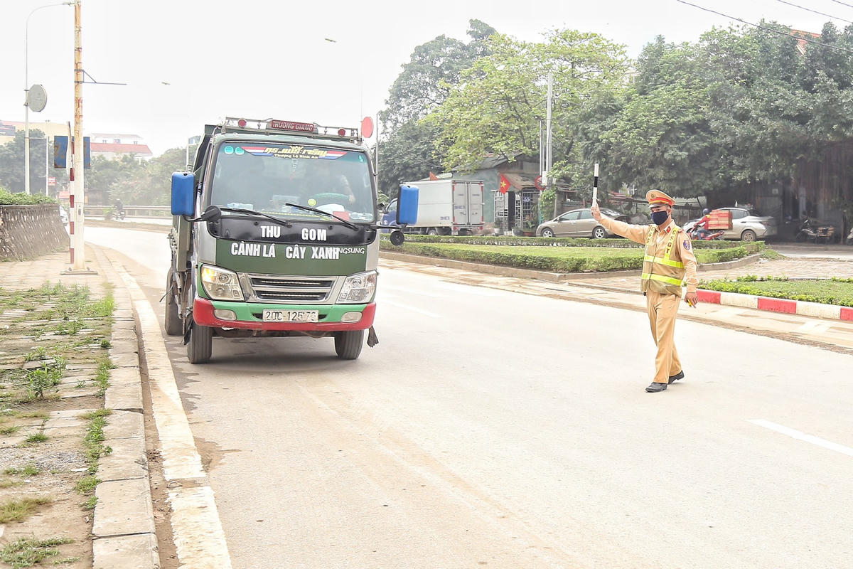 Tương tự, chiếc xe mang BKS 20C- 125.XX đang lưu thông trên đê Tân Xuân cũng bị lực lượng chức năng dừng xe để kiểm tra.