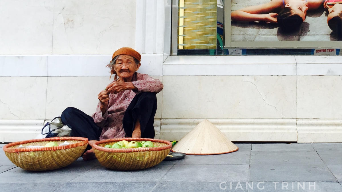 Mưu sinh khi tuổi đã già (phố Tràng Tiền).  