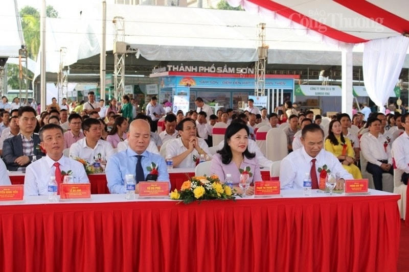 Ông Phùng Đức Tiến, Thứ trưởng Bộ Nông nghiệp và Phát triển nông thôn; bà Phạm Thị Thanh Thủy, Trưởng ban Dân vận Tỉnh ủy, Chủ tịch Ủy ban MTTQ tỉnh cùng đại diện các sở, ban, ngành, huyện, thị xã, thành phố trong tỉnh và các doanh nghiệp, HTX, trang trại trong và ngoài tỉnh tham dự hoạt động.