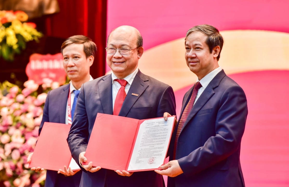 PGS.TS Huỳnh Quyết Thắng - Hiệu trưởng Trường Đại học Bách khoa Hà Nội nhiệm kỳ 2020-2025 được công nhận là Giám đốc Đại học Bách khoa Hà Nội nhiệm kỳ 2020-2025.