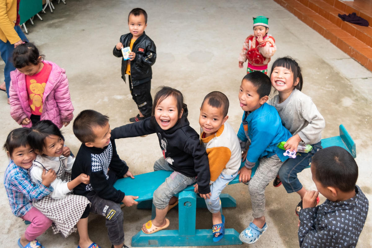 Với sự tài trợ bởi các tổ chức từ thiện xã hội, từ gian nhà trình tường đơn sơ, điều kiện cơ sở vật chất thiếu thốn, luôn trong tình trạng ẩm mốc mỗi khi mùa mưa hay trời lạnh, nay đã được cải thiện thành lớp học khang trang sạch sẽ, có phòng học và khu sinh hoạt chung rộng rãi.