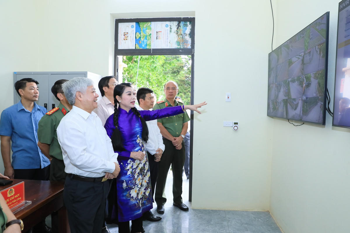 Bí thư Trung ương Đảng, Chủ tịch UBTƯ MTTQ Việt Nam Đỗ Văn Chiến tham quan mô hình camera an ninh.