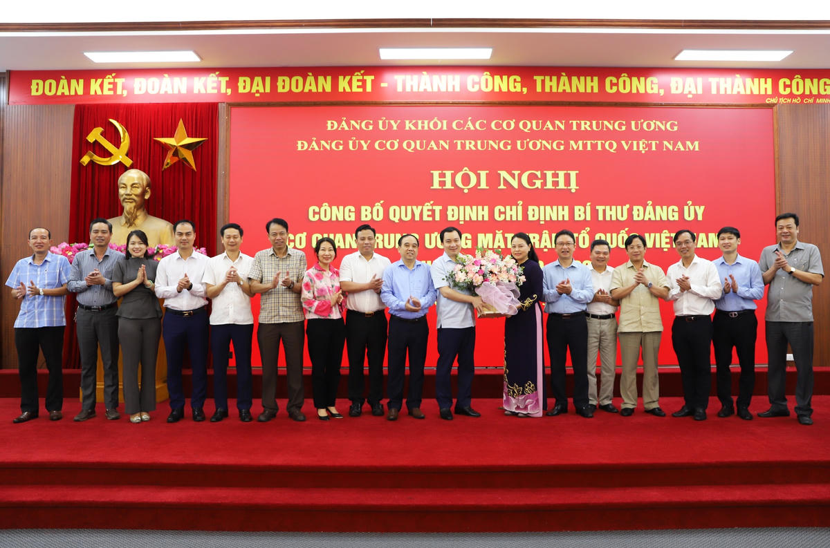 Lãnh đạo các ban, đơn vị tặng hoa chúc mừng đồng chí Nguyễn Thị Thu Hà.