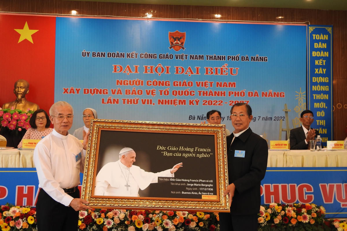 Chủ tịch Ủy ban ĐKCG Việt Nam, Linh mục Trần Xuân Mạnh tặng chân dung Đức Giáo hoàng chúc mừng Đại hội. Ảnh Thanh Tùng.