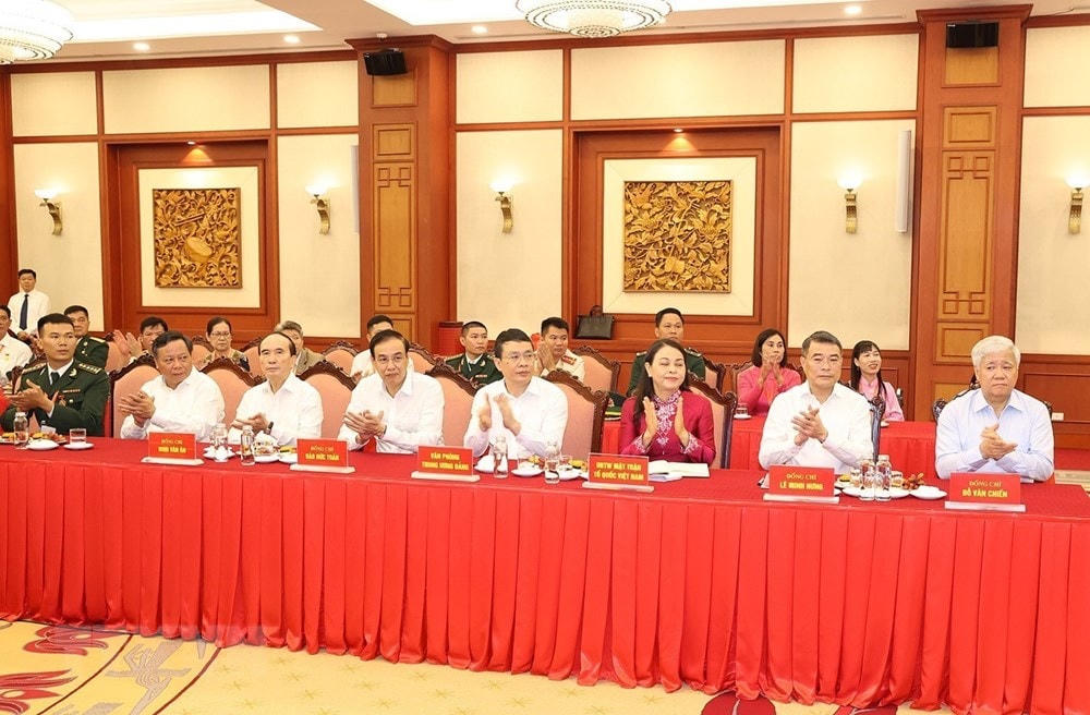 Các đại biểu điển hình tiêu biểu toàn quốc dự buổi gặp mặt. Ảnh: Trí Dũng/TTXVN.