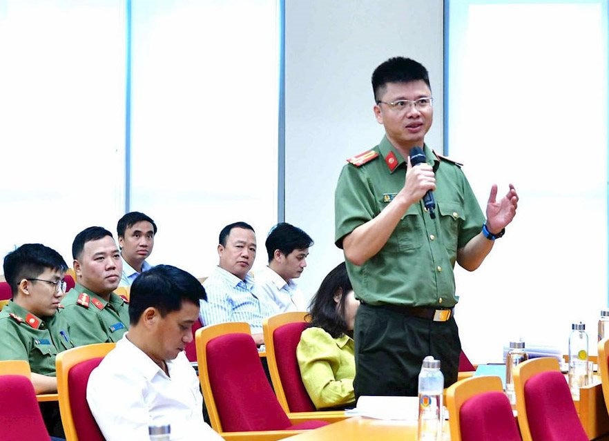 Đại biểu đặt câu hỏi, trao đổi tại Hội nghị.