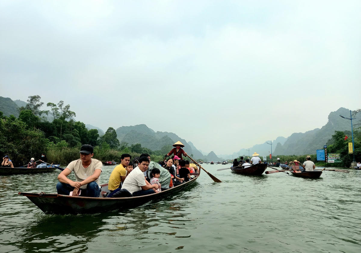 Du khách trẩy hội chùa Hương.