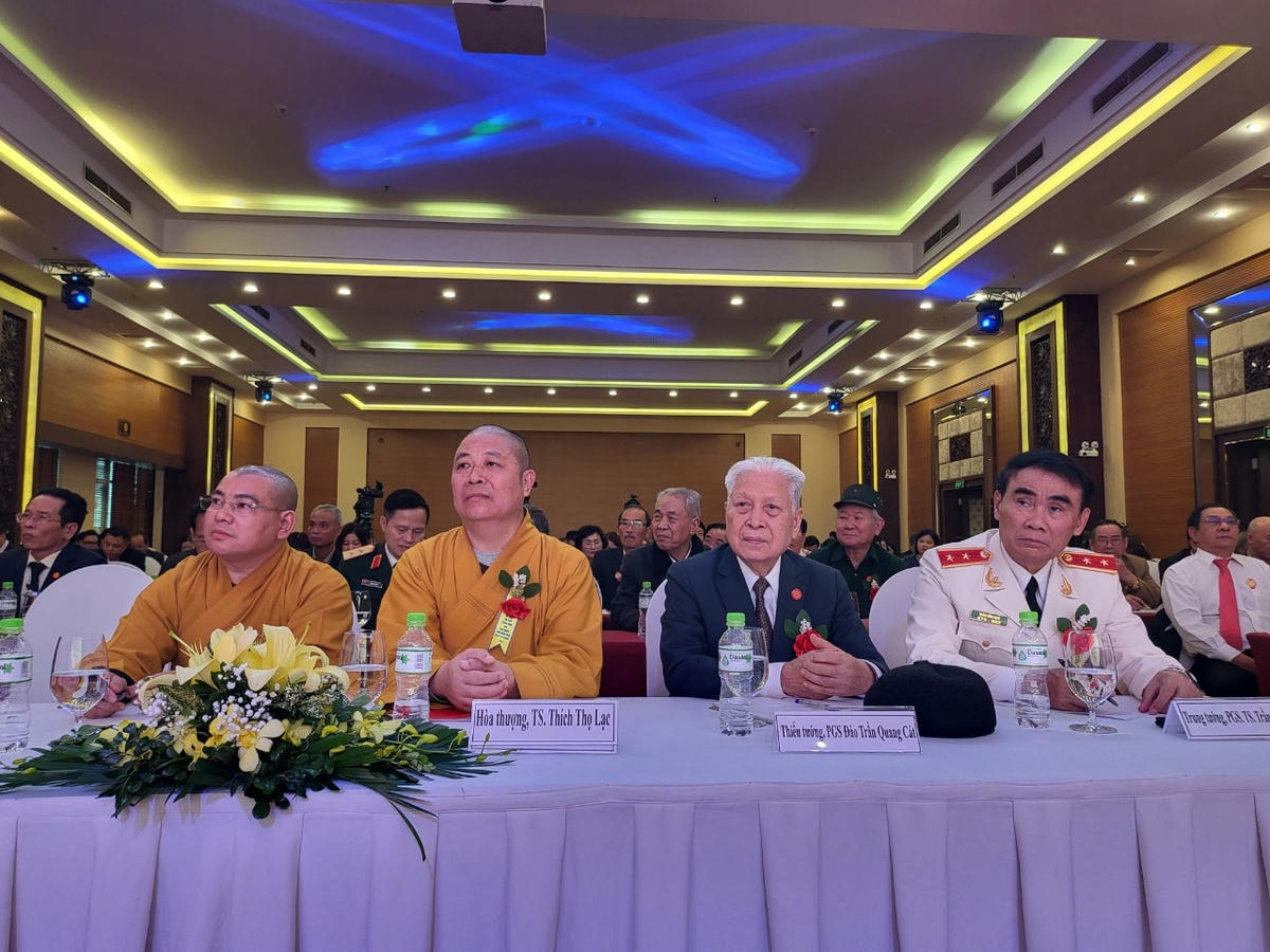 Lãnh đạo Hội đồng họ Trần Việt Nam và các đại biểu.