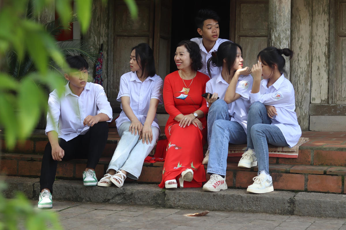 Tham quan đền thờ nàng Bình Khương, du khách và các bạn trẻ được nghe huyền tích “nàng Bình Khương đập đầu vào phiến đá đến chết để kêu oan cho chồng vì bị nhà vua chôn sống khi xây bức tường thành đổ vỡ”. Ảnh: Đình Minh 