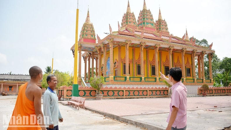 Ông Danh Hùng (giữa) với ngôi chùa Sóc Ven mới do ông thiết kế, xây dựng.