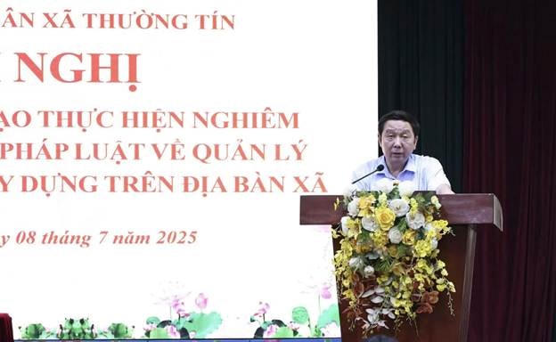 Chủ tịch UBND xã Thường Tín Phan Thanh Tùng phát biểu chỉ đạo giao nhiệm vụ cho các đơn vị, thôn phải cương quyết xử lý dứt điểm vi phạm đất đai, trật tự xây dựng ngay từ khi phát hiện. Ảnh: Công Tâm.