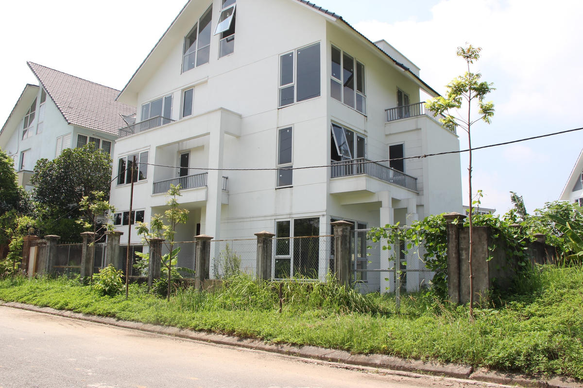 Hàng loạt căn biệt thự có giá lên đến hàng chục tỷ xây dựng xong rồi bỏ hoang.