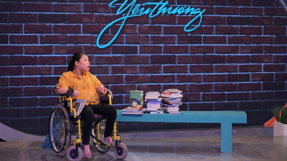 Nguyễn Lan Hương gây chú ý khi giới thiệu thư viện sách trên sân khấu "Trạm yêu thương".