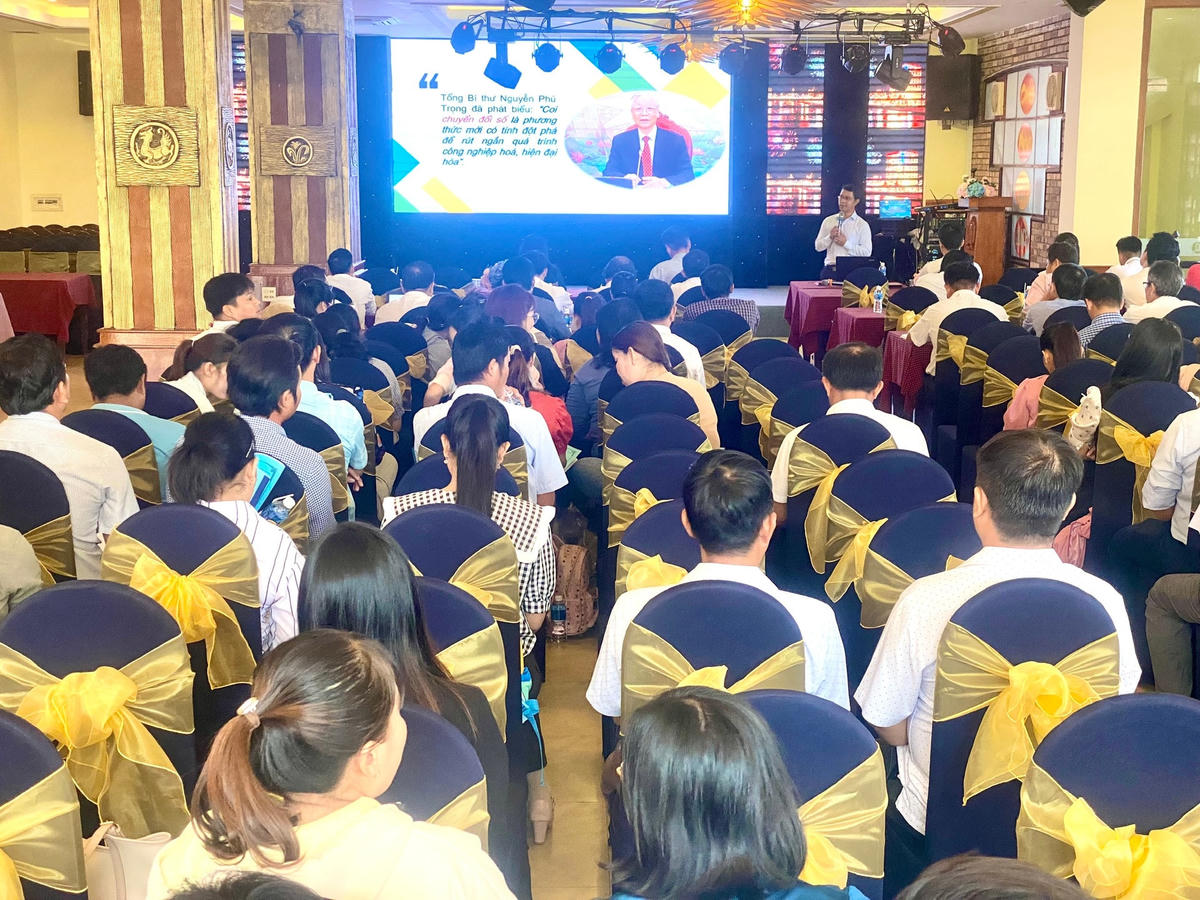 Quang cảnh buổi tập huấn kỹ năng chuyển đổi số cho cán bộ Hội Nông dân năm 2023.