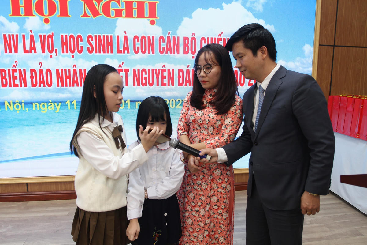 Cô giáo Trần Kim Ngọc, Trường Tiểu học Khương Thượng (quận Đống Đa) cùng các con kết nối trực tuyến với chồng là chiến sĩ Trần Hoàng Anh đang làm nhiệm vụ ở đảo Song Tử Tây.