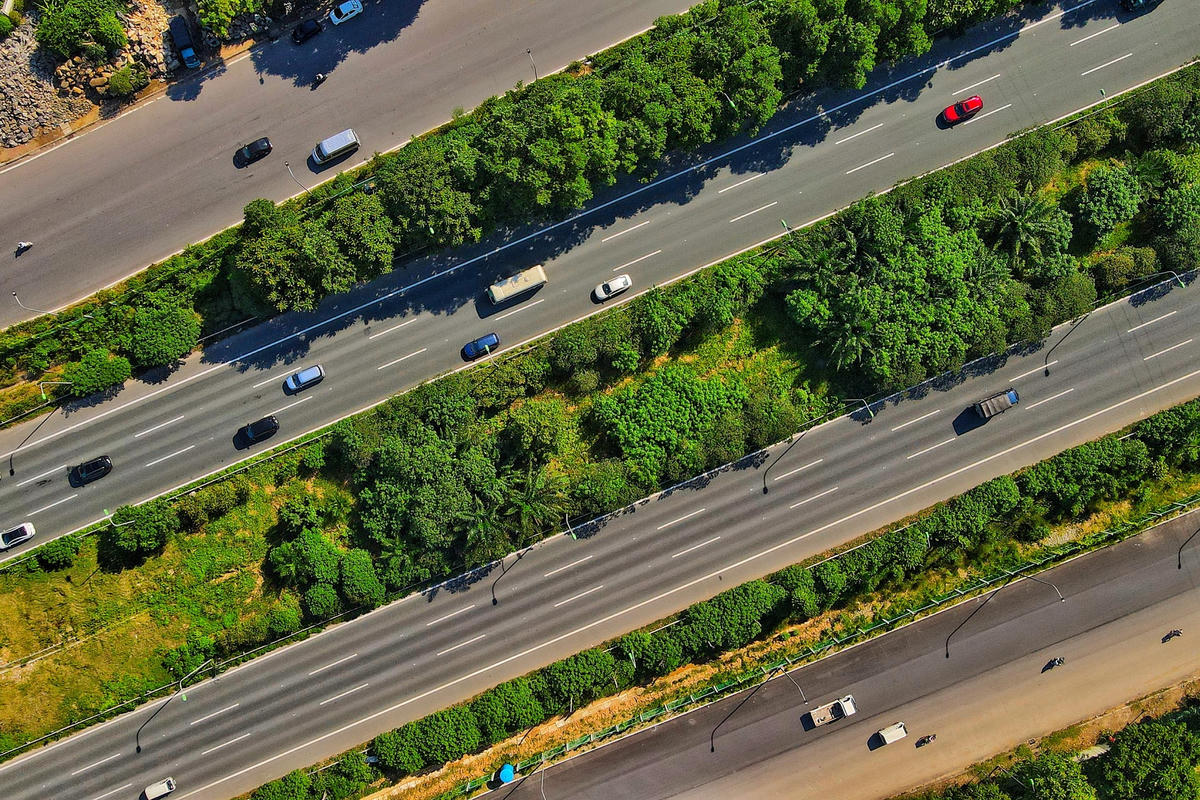 Sau 13 năm đi vào hoạt động, tuyến đường Đại lộ Thăng Long được ví như "một cách tay dài" đưa các khu đô thị tới gần hơn với nội đô Hà Nội.