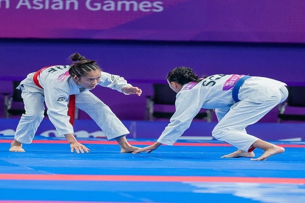 Phùng Thị Huệ trong trận tranh HCĐ với Nutchaya Sugun,của Thái Lan. Ảnh: ĐTTVN.