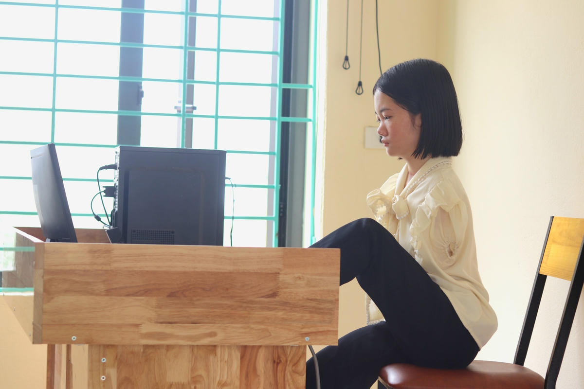 Cô giáo Thắm xem lại slide bài giảng khi kết thúc 2 tiết dạy vào chiều nay (ngày 6/9). Ảnh: Đình Minh