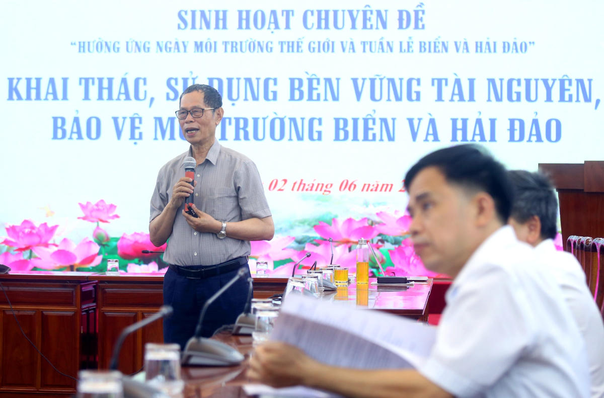 Tiến sĩ Trần Văn Miều - Phó Chủ tịch Hội Bảo vệ thiên nhiên và môi trường Việt Nam thông tin về nội dung khai thác, sử dụng bền vững tài nguyên, bảo vệ môi trường biển và hải đảo. Ảnh: Kỳ Anh.