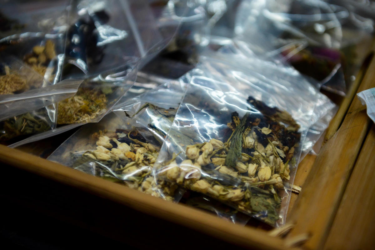 Đồ uống ở đây chủ yếu là các loại trà thảo mộc không gây mất ngủ như: trà hoa, trà cổ thụ, trà hoa quả và các loại gia vị thay thế.