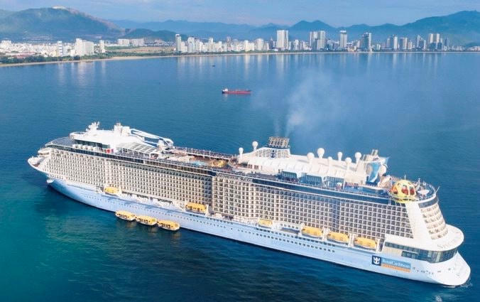 tau-du-lich-bien-spectrum-of-the-seas-cap-cang-nha-trang..jpg