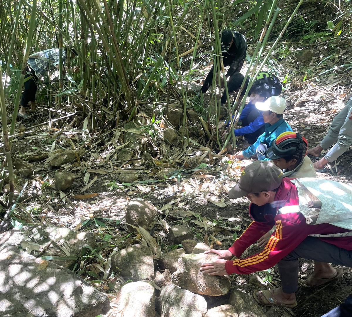 Đoàn viên thanh niên dọn đá, phát cây cối để tạo mặt bằng.